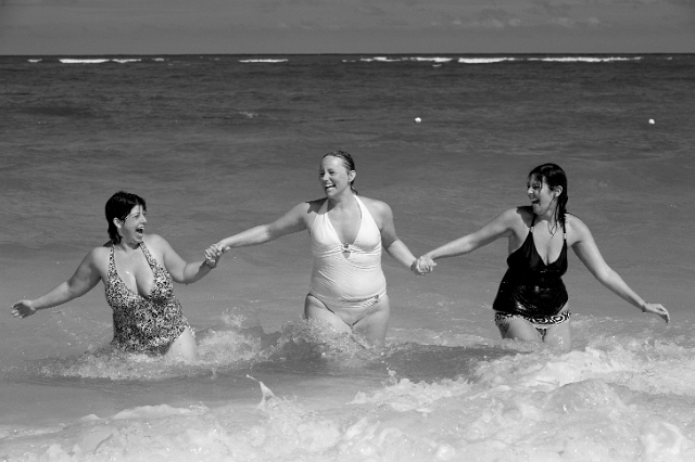 dominican_republic_beach_weddingparty_philandrenae_28.jpg