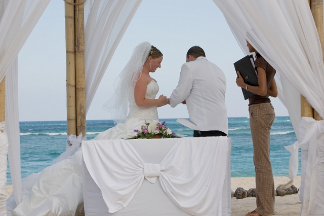 dominican_republic_ceremony_gettingready_candid_philandrenae_13.jpg
